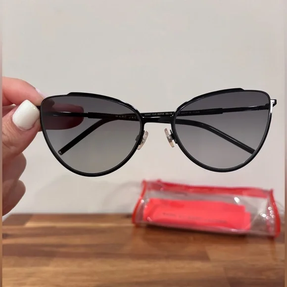 Marc by Marc Jacobs Black Cat Eye Sunglasses w/ Red Case 100% Authentic Women's - Picture 11 of 16